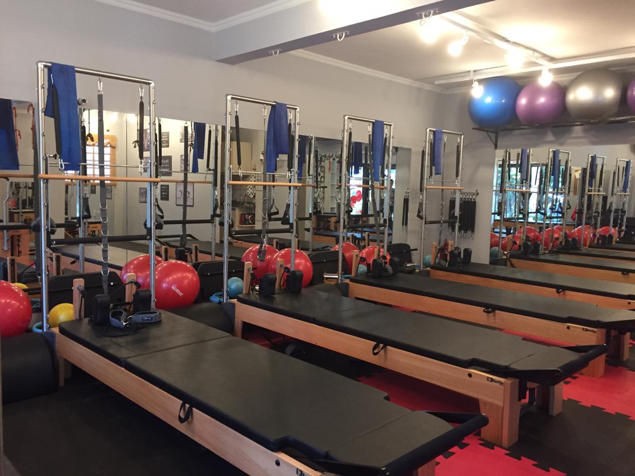 Estrutura do estúdio para aulas de pilates em grupo